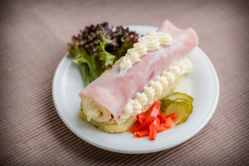 Platten mit Salat und Schinkenrollen online bestellen