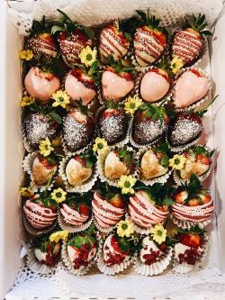 Abbildung von Erdbeeren in Schokoladen 30er Box